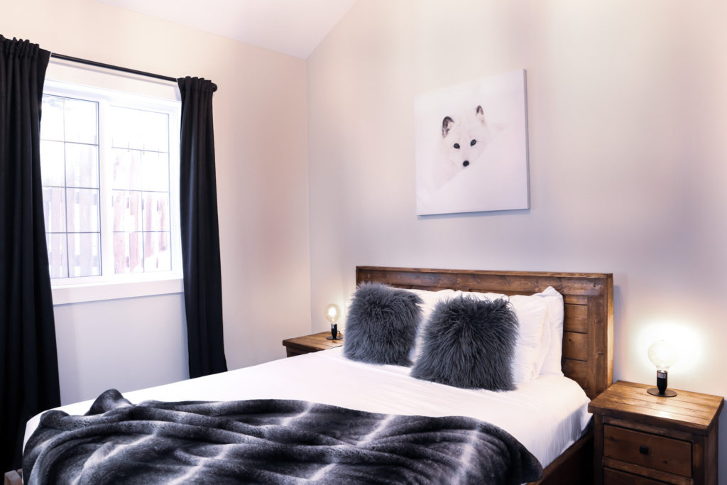 Bedroom 1- Queen Bed